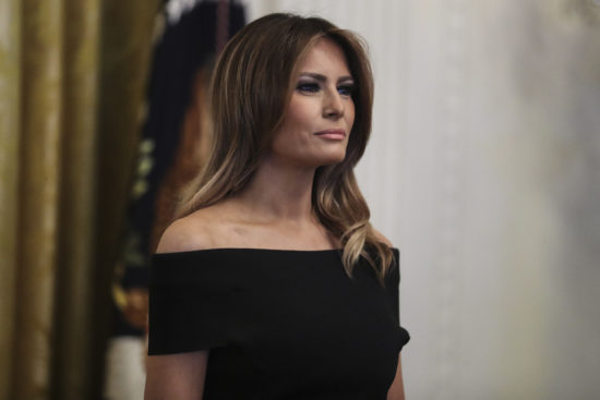 Melania Trump v elegantni črni: To pravijo tuji mediji o prefinjenem okusu prve dame ZDA
