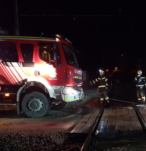 Trčila avto in vlak