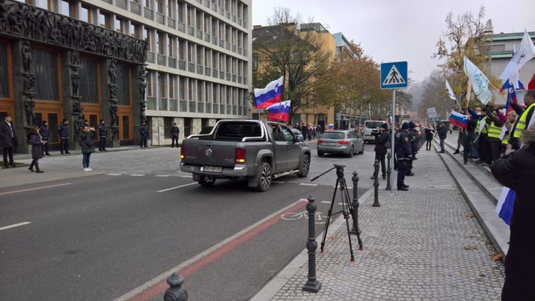 Šubičeva blokirana, parlament pa zaklenjen! Nasprotniki marakeške deklaracije uresničili svojo grožnjo – center Ljubljane stoji!