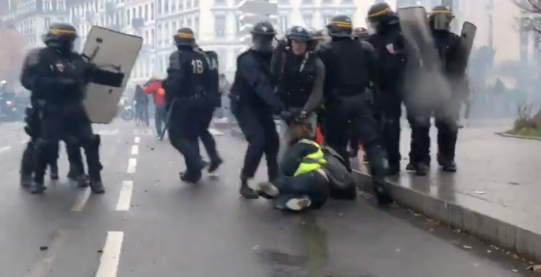 VIDEO: Kruto do konca! Policija žensko vlekla po ulici – za lase!