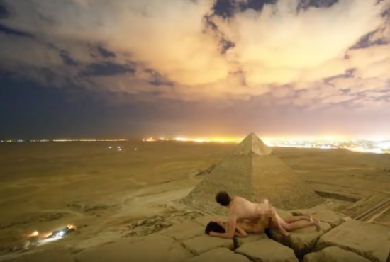 VIDEO: Na vrhu piramide sta si privoščila mesene užitke, sedaj jima grozi zapor!