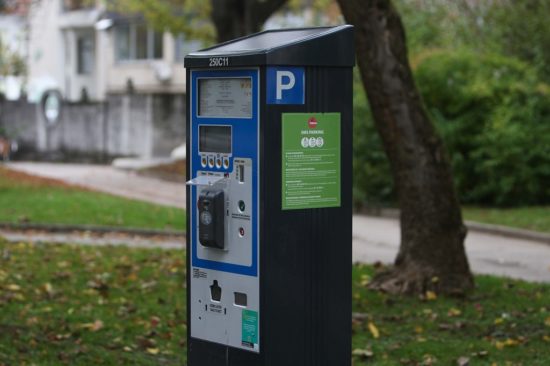 Razstrelili parkomat, blagajno pa odnesli