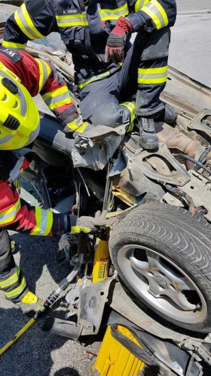 Smrt na Gorenjskem: 37-letnik zapeljal prek sredinske črte, vozniku, ki je pripeljal pravilno, umrl