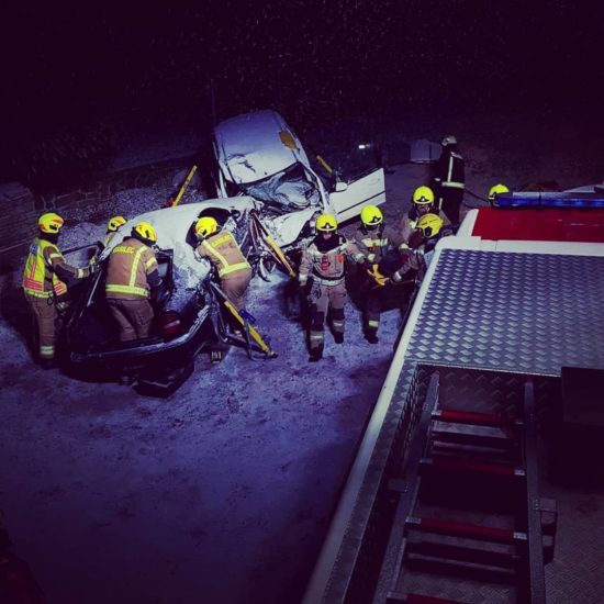 Strahotno popoldne na Gorenjskem: zaletela sta se, voznika ostala ukleščena, na vozilu pa je prišlo do požara: ena oseba je umrla