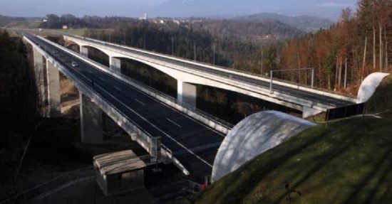 Ni šlo za samomorilca, partnerka ga je zgolj vrgla iz avta