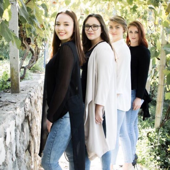 Slovenski glasbeni svet žaluje, nepričakovano se je poslovila Polona, Amadej ji sporoča: “naj se sliši tvoje petje tam gor, v nebesih !”