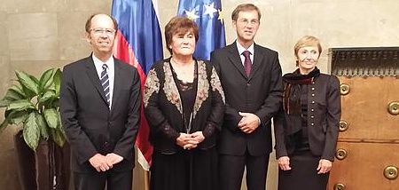 Škandalozni Cerarjev minister, ki so mu dodatki kapljali na račun, mora pred sodnika