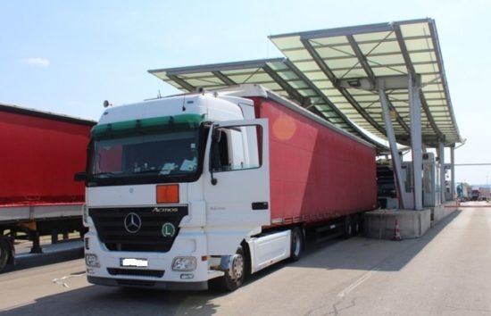 Vedno več ilegalnih migrantov med tovorom