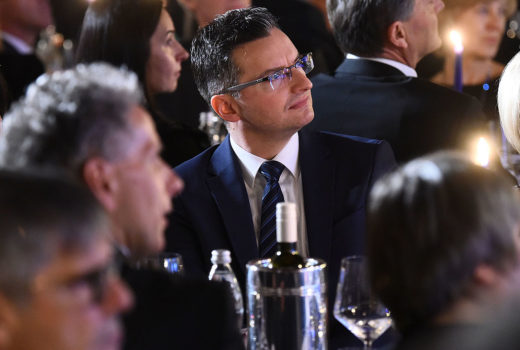 “Novi” obrazi Šarčeve vlade: V ekipo vstopila ženska, ki je naredila sramoto Arharju, in prisega na gin tonic