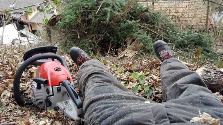 Verižna motorna žaga mu je ušla izpod nadzora, porezal je sebe