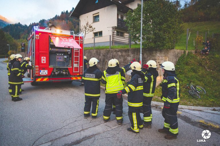 Izteklo 400 litrov solne kisline, nad ekološko bombo 35 gasilcev