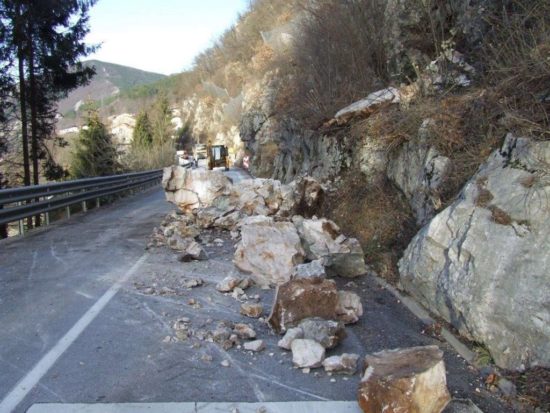 Na cesto Zagorje-Trbovlje zgrmelo za več tisoč kubičnih metrov skal, zemlje in dreves
