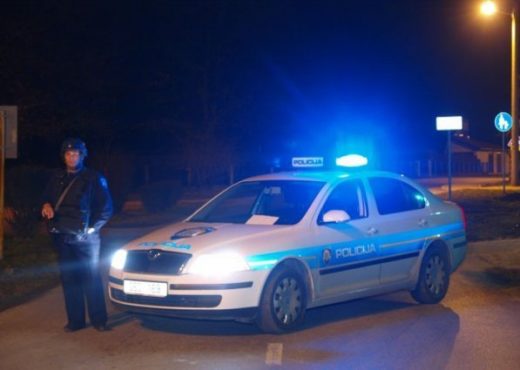 V grmu truplo moškega, obdukcija razkrila šokantno resnico, kaj je bilo usodno