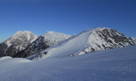 Huda nesreča smučarjev na Krvavcu, na pomoč helikopter Slovenske vojske