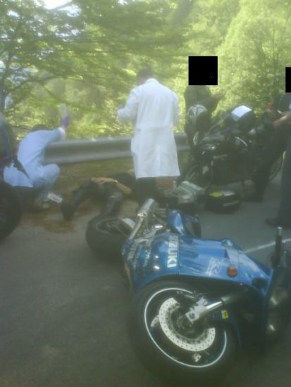 Zaprta regionalna cesta, motorista so oživljali, a je so bile poškodbe usodne