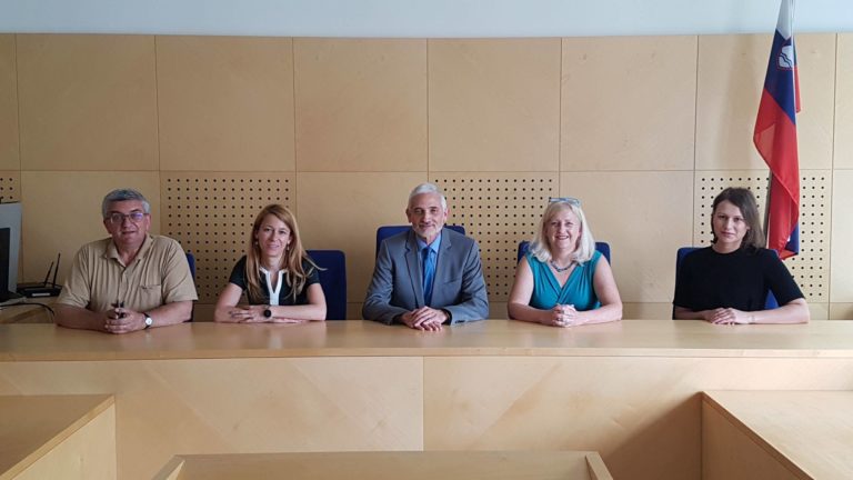 Kaj se zgodi, če pravosodnega funkcionarja vprašate: Sodišče je kršilo človekove pravice, ali ni čas za ukrepanje?