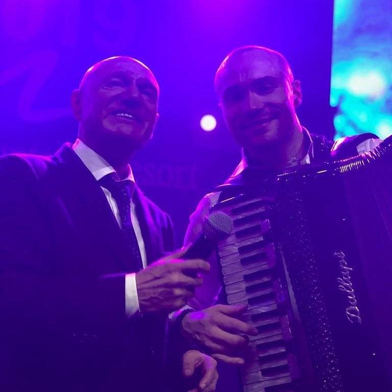 Balkanska narodnozabavna scena v šoku: Zjutraj po nesreči v Nemčiji izgubil bitko za življenje kralj narodnjakov