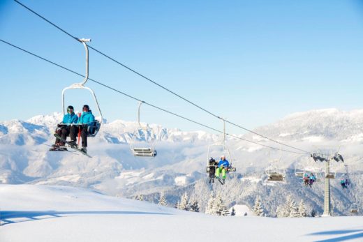 Huda nesreča otroka na smučišču, padel je z žičnice