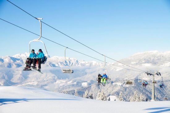 Huda nesreča otroka na smučišču, padel je z žičnice