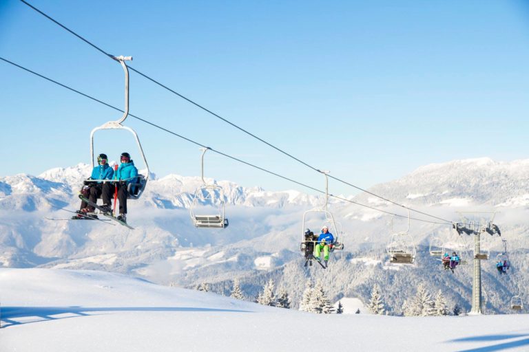 Huda nesreča otroka na smučišču, padel je z žičnice