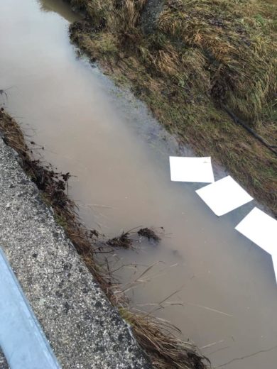 Rjava snov v potoku, ki se izliva v Savo