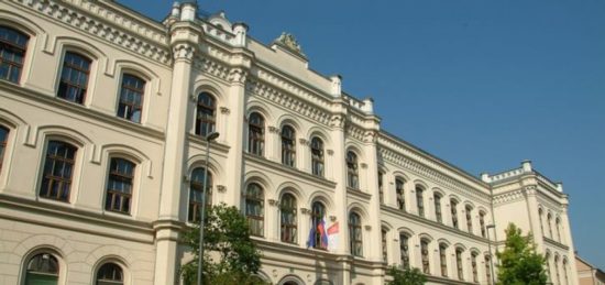 Tragična smrt dijaka: Starši naj bi ga zaradi kajenja trave prijavili policiji, ki naj bi ga pred smrtjo obiskala na šoli, pravijo družbena omrežja