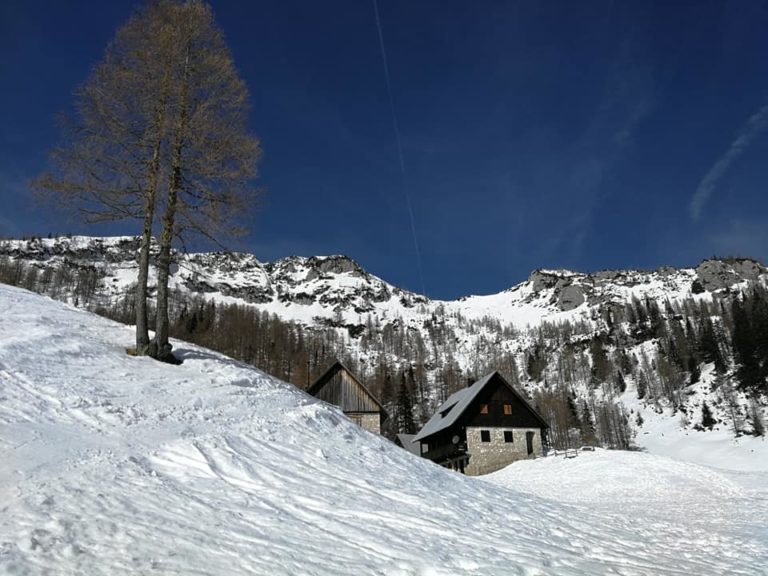 Hude poškodbe glave in rame pri nameščanju derez, odpeljal ga je helikopter