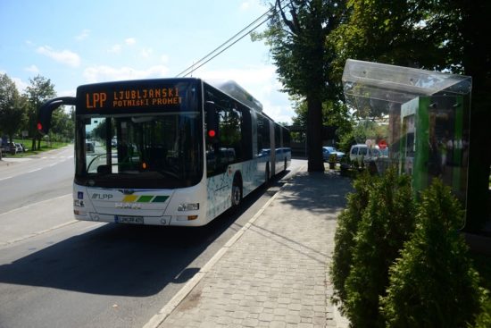 Zaradi naglega zaviranja hudo poškodovana najstnica