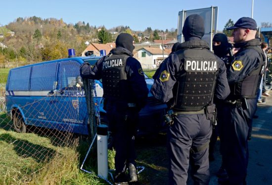 Alžirski migrant poškodoval policista in pobegnil