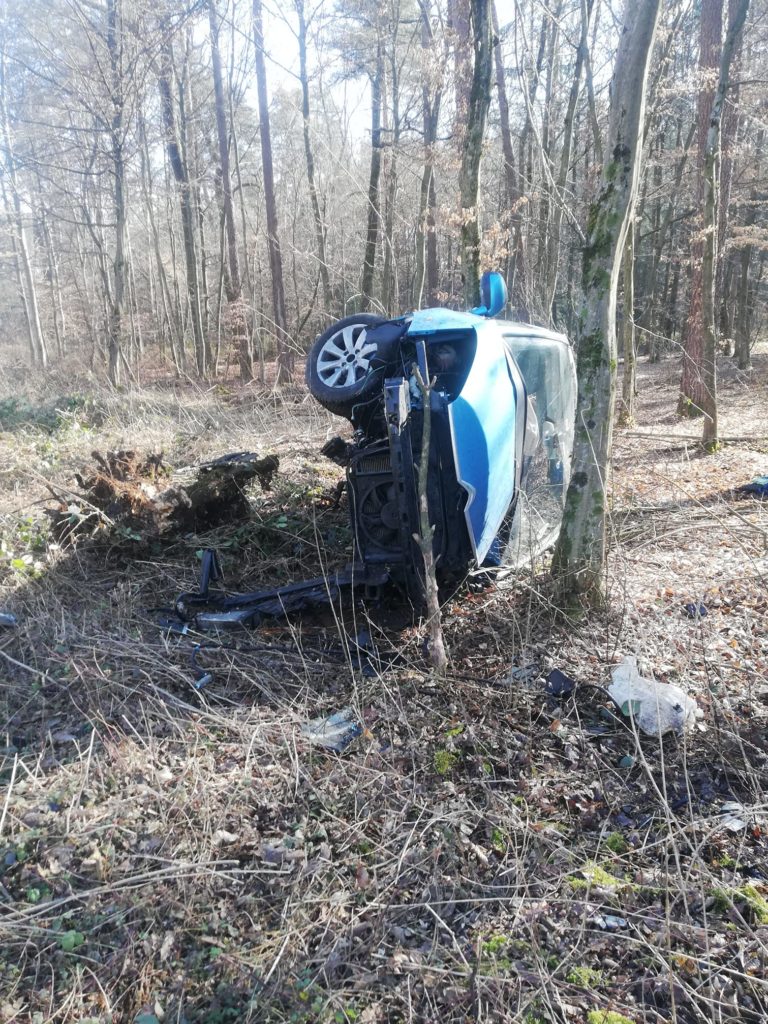 Vozilo se je prevračalo, ustavilo ga je šele drevo