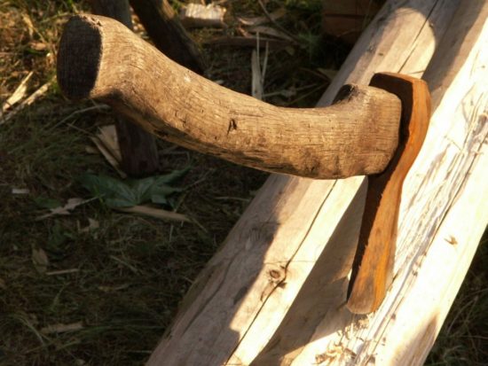 Mahnil ga je s sekiro