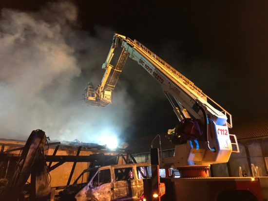 Ogenj je zajel več tistoč kvadratov šolskega centra, dvema izčrpanima gasilcema morali pomagati