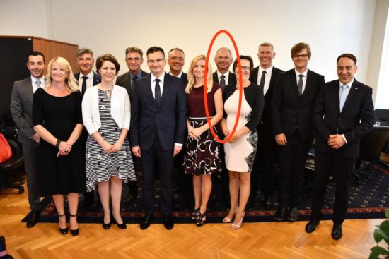 VIDEO: Škandal: Šarčev poslanec odšel iz parlamenta in kradel!