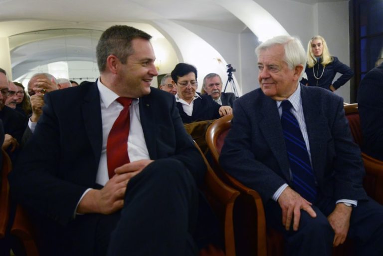 K Židanu, podpisniku milijonske pogodbe, mimo vrste Kučan, v komisiji pa znanci iz prašičjerejskih časov