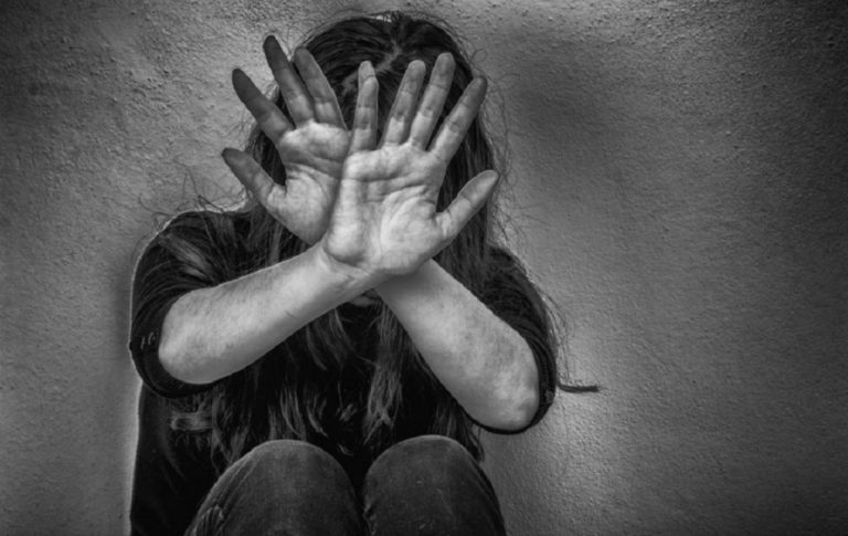 Groza, kaj je 30-letnica počela z lastno materjo