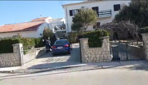 Tragedija na Pagu: Oče z balkona vrgel štiri mladoletne otroke