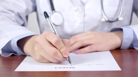 Zdravstvena uslužbenka naj bi ponaredila več kot 200 receptov za zdravila