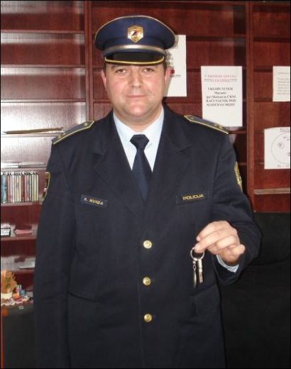 Konec tedna nov incident, v katerega je bil vpleten pijani kriminalist: Šef kriminalistov pod gasom na cesto!