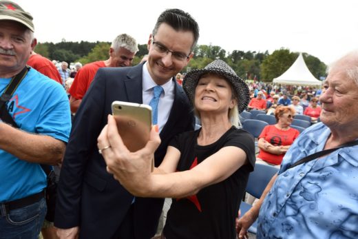 Dobivate minimalno plačo? Šarec je v eni noči porabil to, od česar morate vi živeti cel mesec in še več! Iz proračuna