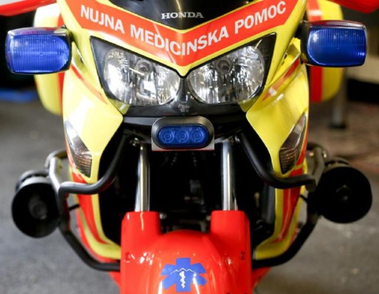 Avto zapeljal osem metrov v globino, rešenim z vrvno tehniko na pomoč motorist reševalec