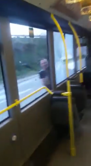 VIDEO: Ujeti potniki: Sredi cestišča mestnemu avtobusu odlomil brisalec in razbijal šipe