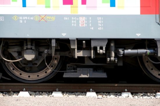 Vagon mu je zmlel prst