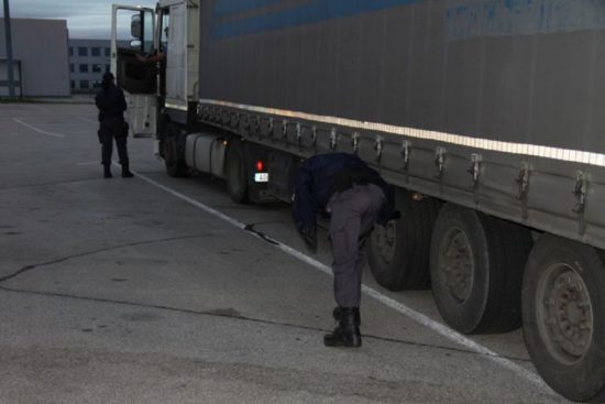 Letos so policisti na Obrežju ujeli že 102 ilegalca, skrita med tovorom ali na podvozjih tovornih vozil