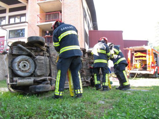 Z avtom v zid, sopotnica ostala ukleščena