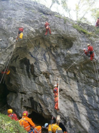 Pet planincev zašlo na brezpotje, reševanje z vrvno tehniko