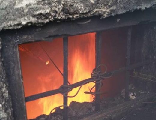 Ogenj z barake prek fasade na hišo, lastnik utrpel opekline