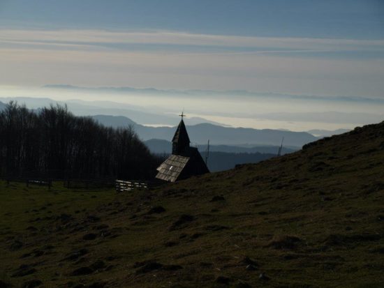 Reševalci in helikopter v iskanje poškodovanega in izgubljenega planinca
