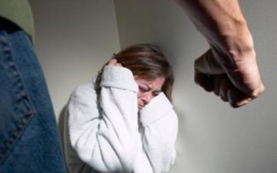 Nasilnež pretepal in poškodoval partnerko