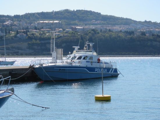 Akcija policijskega čolna: Reševali plovilo, ki ga je odpihnilo iz Kopra