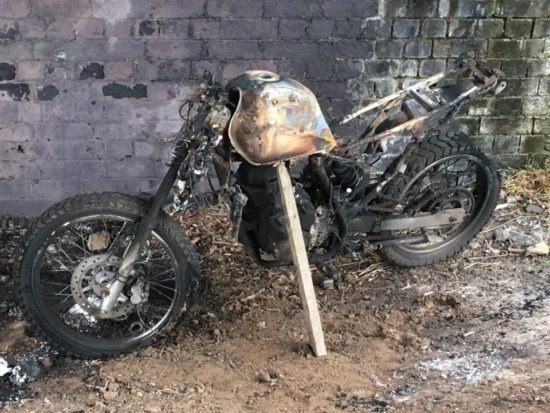 Zgorela štiri kolesa z motorjem